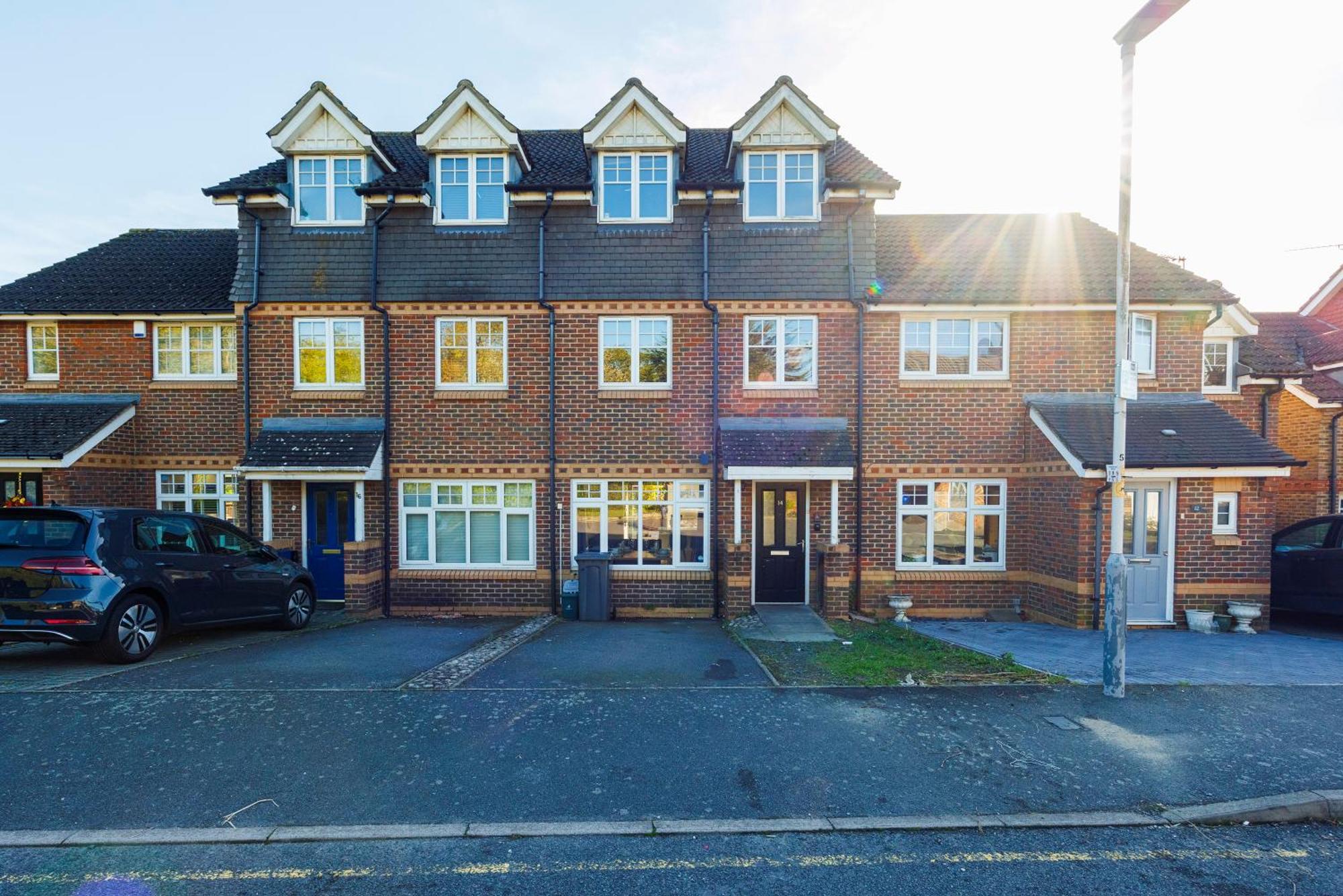 4 Bed Townhouse In Uxbridge Ideal For Families Or Contractors Hillingdon Dış mekan fotoğraf