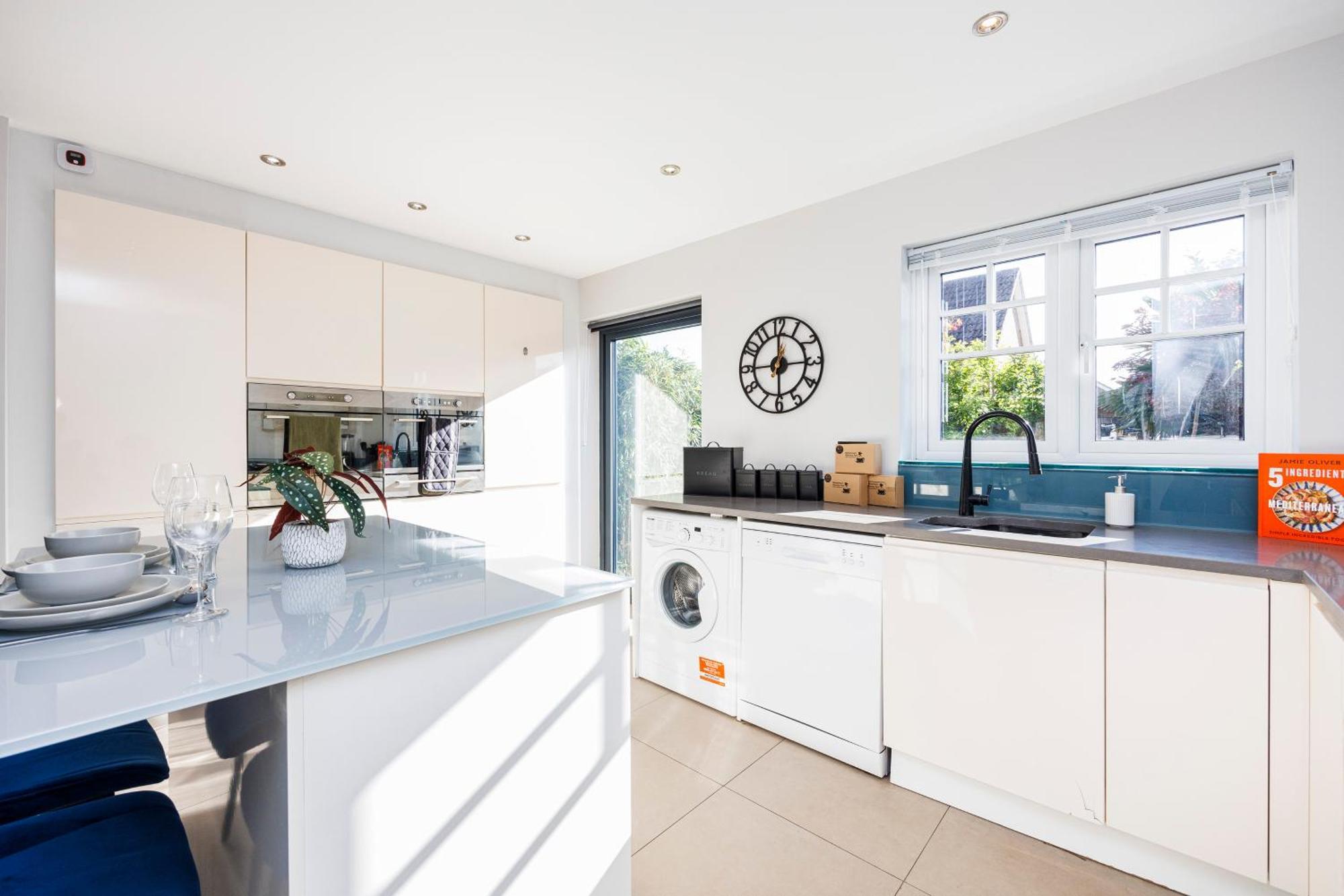 4 Bed Townhouse In Uxbridge Ideal For Families Or Contractors Hillingdon Dış mekan fotoğraf