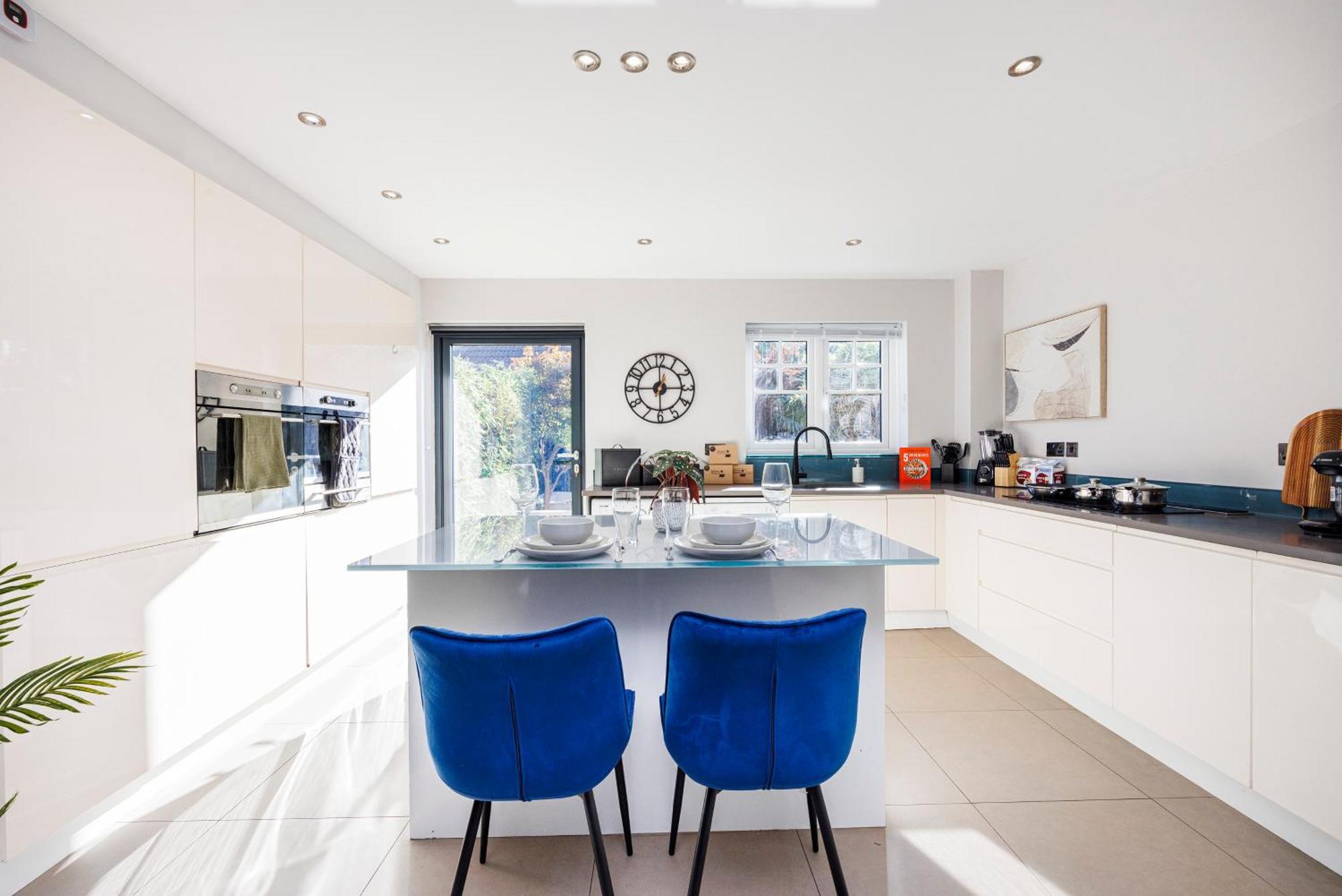 4 Bed Townhouse In Uxbridge Ideal For Families Or Contractors Hillingdon Dış mekan fotoğraf