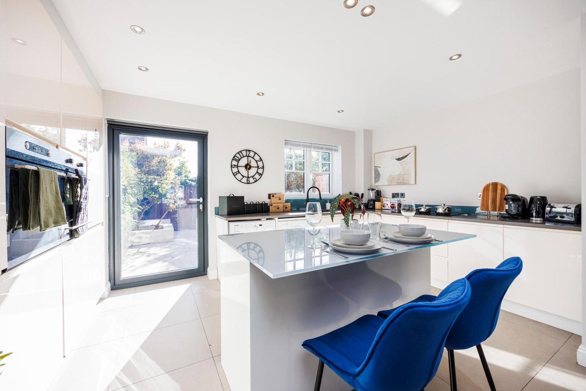 4 Bed Townhouse In Uxbridge Ideal For Families Or Contractors Hillingdon Dış mekan fotoğraf