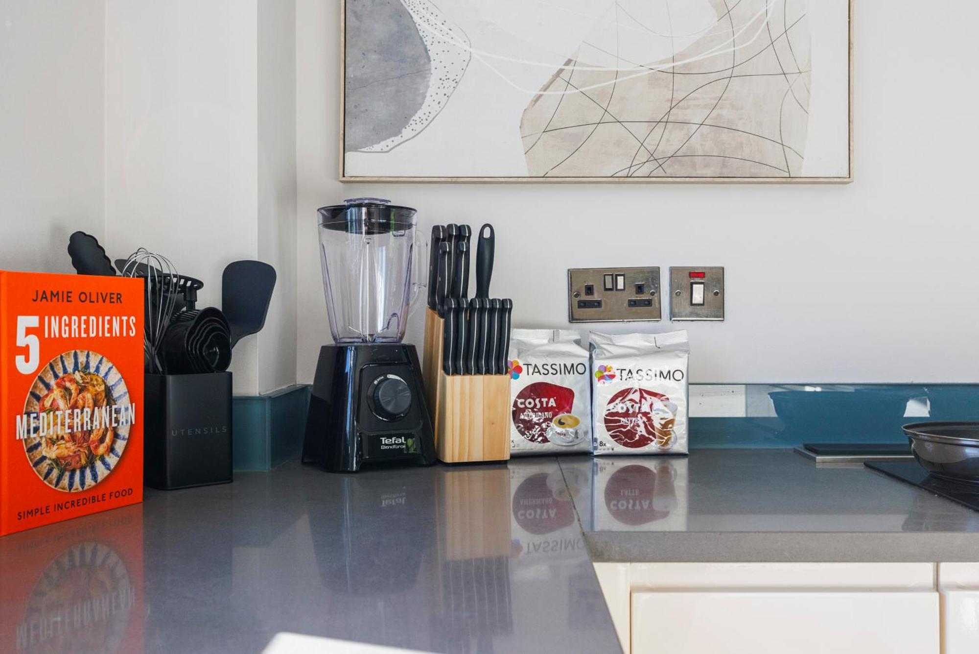 4 Bed Townhouse In Uxbridge Ideal For Families Or Contractors Hillingdon Dış mekan fotoğraf