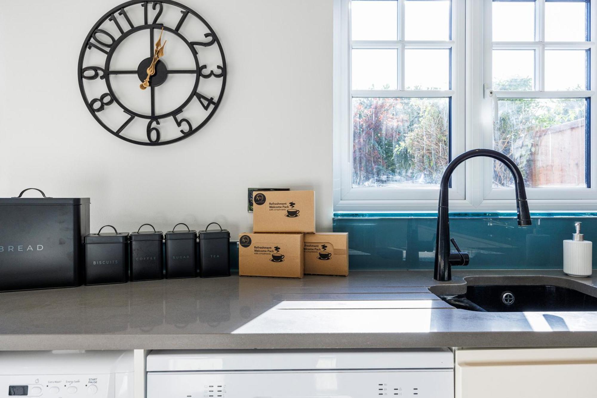 4 Bed Townhouse In Uxbridge Ideal For Families Or Contractors Hillingdon Dış mekan fotoğraf
