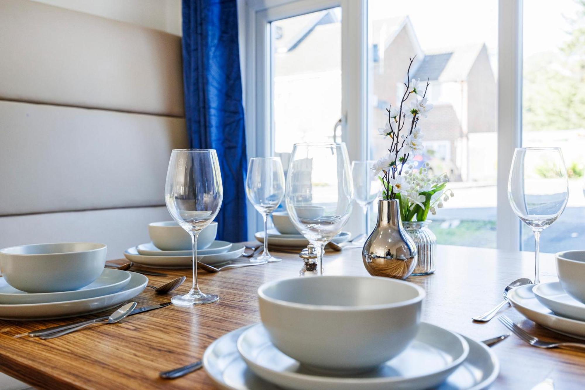 4 Bed Townhouse In Uxbridge Ideal For Families Or Contractors Hillingdon Dış mekan fotoğraf
