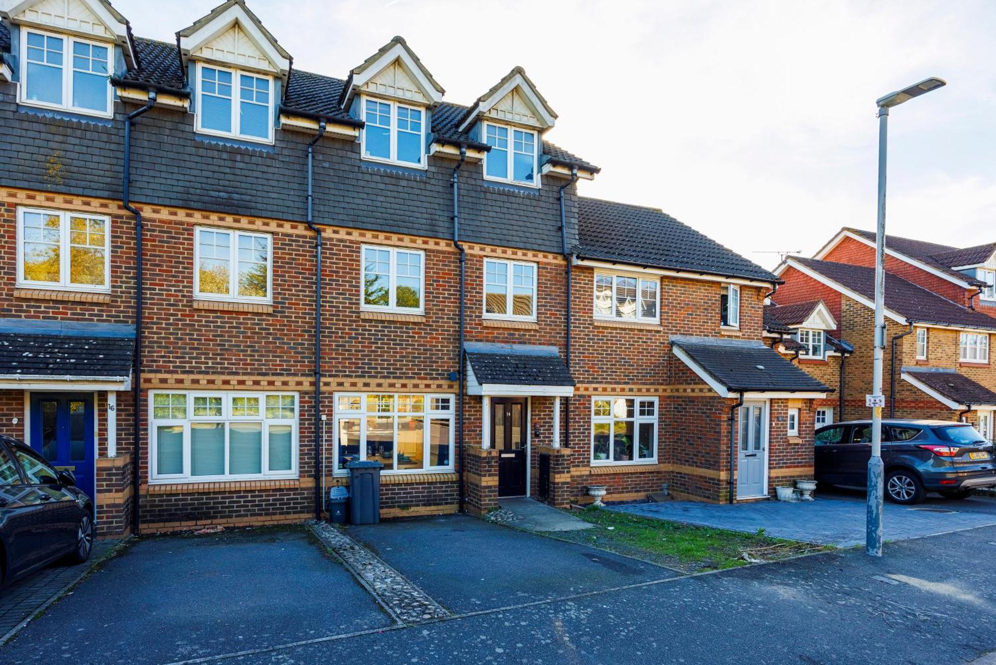 4 Bed Townhouse In Uxbridge Ideal For Families Or Contractors Hillingdon Dış mekan fotoğraf