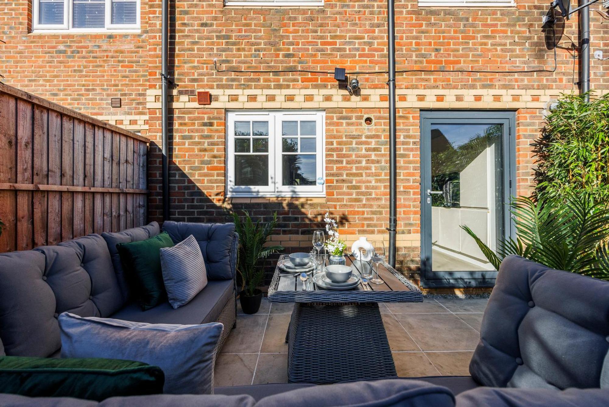 4 Bed Townhouse In Uxbridge Ideal For Families Or Contractors Hillingdon Dış mekan fotoğraf