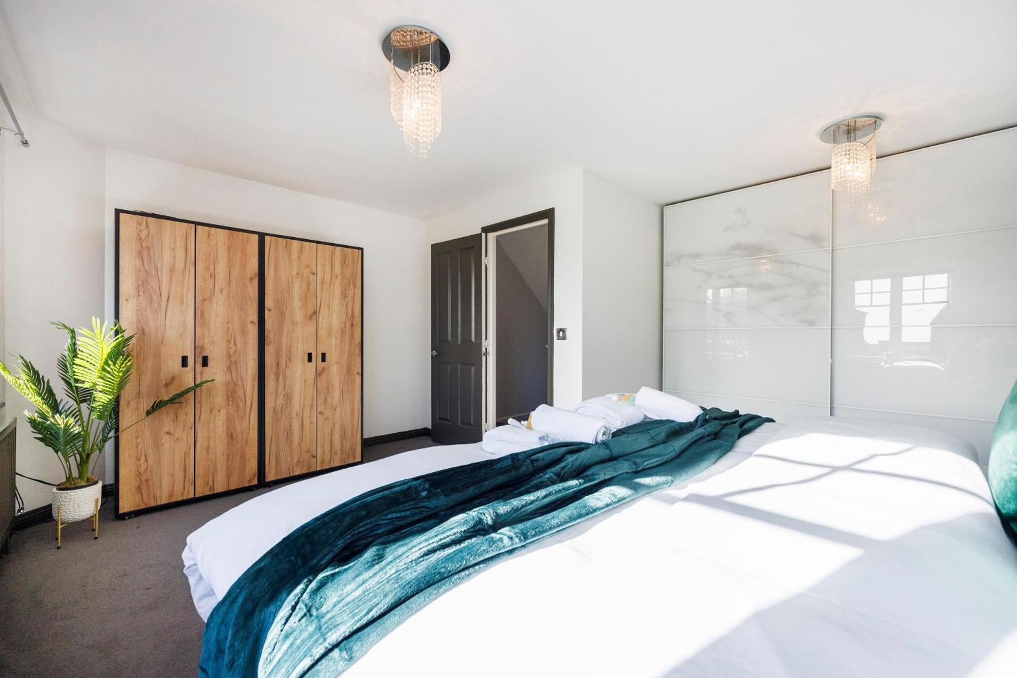 4 Bed Townhouse In Uxbridge Ideal For Families Or Contractors Hillingdon Dış mekan fotoğraf