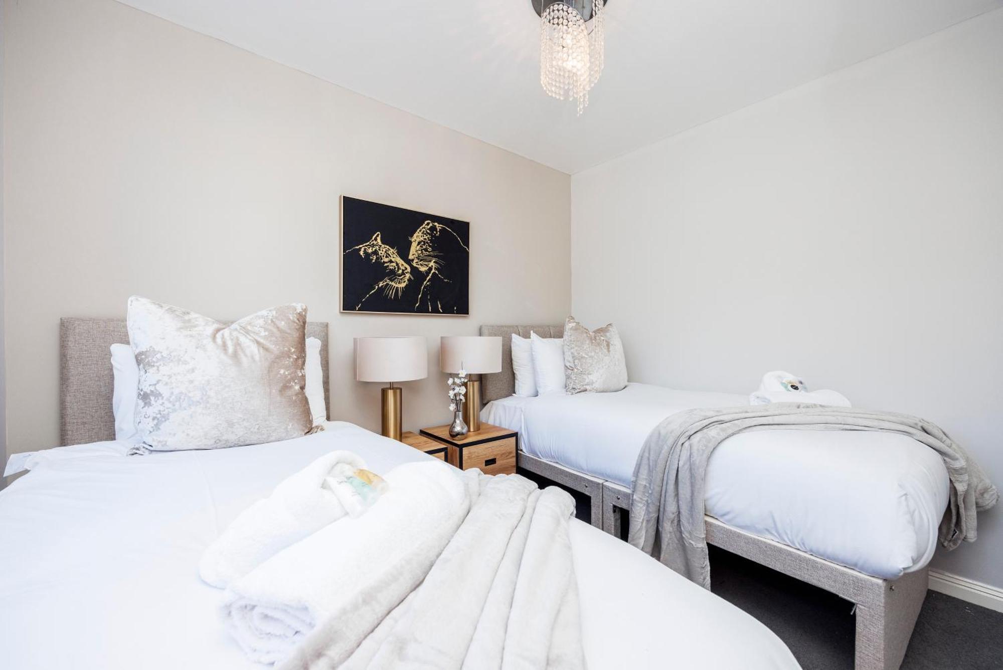 4 Bed Townhouse In Uxbridge Ideal For Families Or Contractors Hillingdon Dış mekan fotoğraf