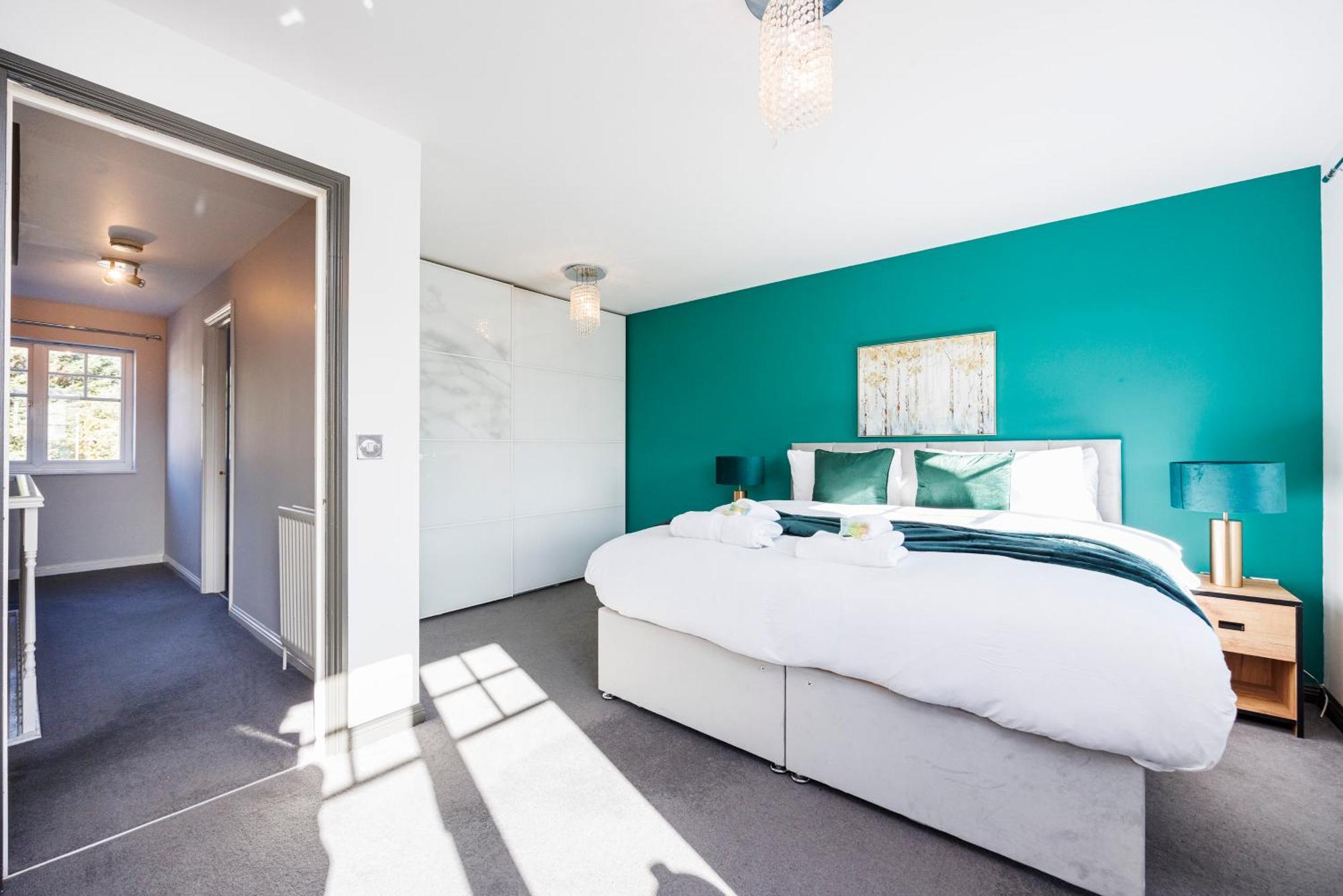 4 Bed Townhouse In Uxbridge Ideal For Families Or Contractors Hillingdon Dış mekan fotoğraf
