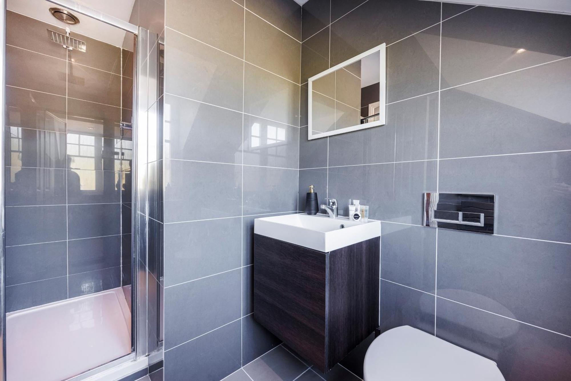 4 Bed Townhouse In Uxbridge Ideal For Families Or Contractors Hillingdon Dış mekan fotoğraf