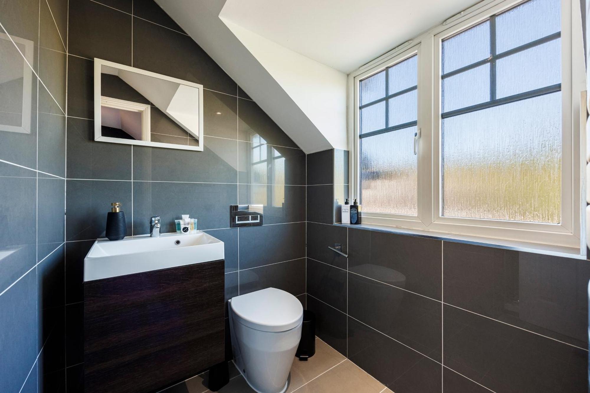 4 Bed Townhouse In Uxbridge Ideal For Families Or Contractors Hillingdon Dış mekan fotoğraf